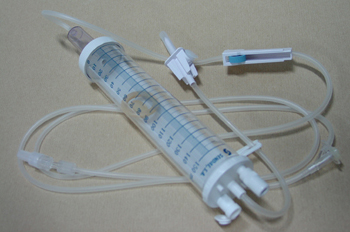 Equipo para infusión controlada de soluciones intravenosas