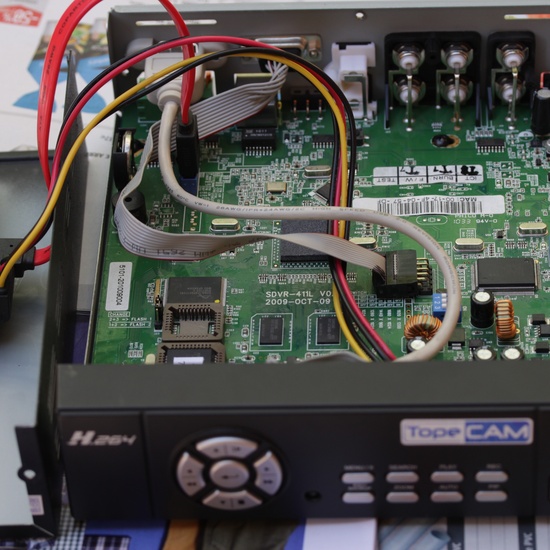 Montaje de disco duro en un DVR (dispositivo de videograbación)