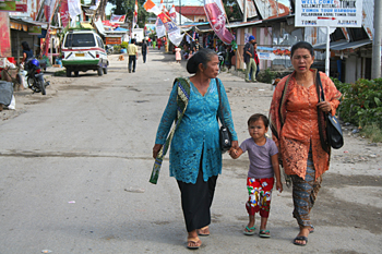Vestidas para ir a misa, Batak, Sumatra, Indonesia