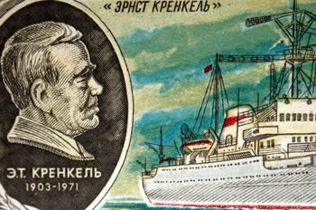 Ernst Teodorovich Krenkel junto a un rompehielos