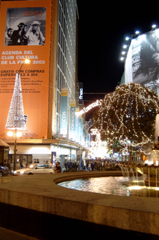 Ciudad adornada en Navidades