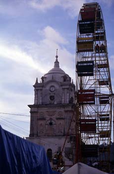 Noria frente a la iglesia en las fiestas patronales de Sololá, G