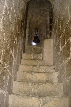 Escalera de acceso a nave, Huesca