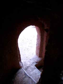 Puerta de acceso a una torre de adobe