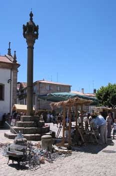 Picota y mercado medieval en Trancosso, Beiras, Portugal
