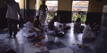 Fieles en un templo hindú, Calcuta, India