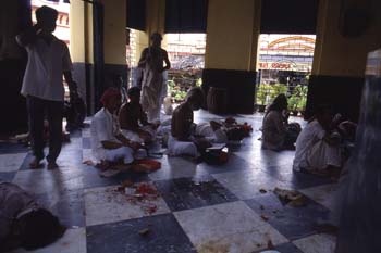 Fieles en un templo hindú, Calcuta, India