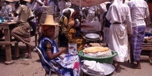 Puesto de venta de tortas de pan en el mercado de Suq al Khamis,