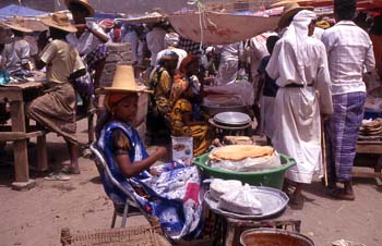 Puesto de venta de tortas de pan en el mercado de Suq al Khamis,