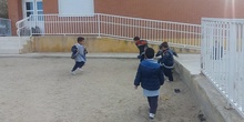 JUGANDO AL FUTBOL