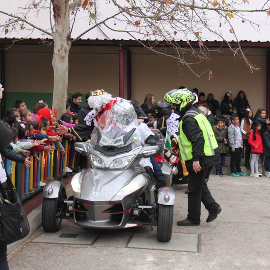 Visita de sus Majestades los Reyes Magos al colegio Luis Bello en moto 2018 11