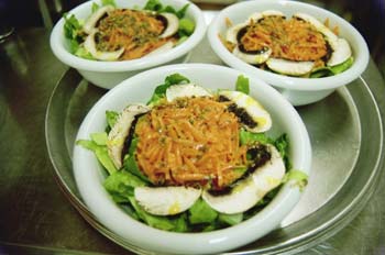 Presentación de raciones de ensalada