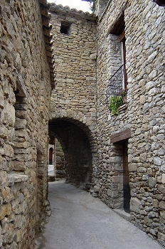 Casa con arco sobre la calle. Roda de Isábena, Huesca