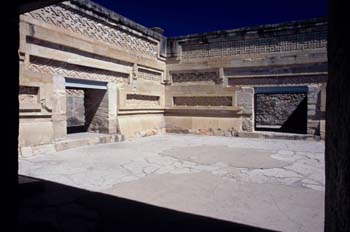 Grupo de las columnas en el conjunto Arqueológico de Mitla, Méxi