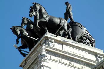 Escultura de cuádriga en Edificio BBVA en calle Alcalá, Madrid