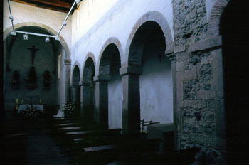 Nave central de la iglesia de Santiago de Gobiendes, Colunga, Pr