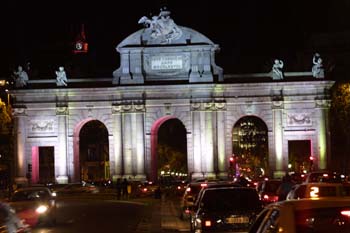 Iluminacion de la Puerta de Alcalá con motivo de la Boda Real
