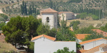 Vista de paisaje e iglesia en Valverde de Alcalá