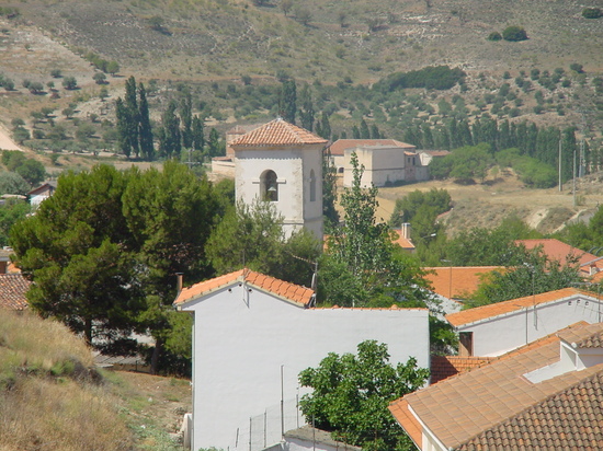 Vista de paisaje e iglesia en Valverde de Alcalá
