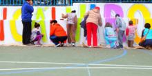 Padres, profes y alumnos pintando el cole
