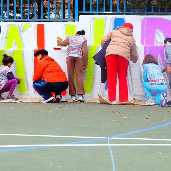 Padres, profes y alumnos pintando el cole