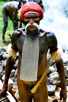 Hombre con adornos y pinturas típicas, Indonesia