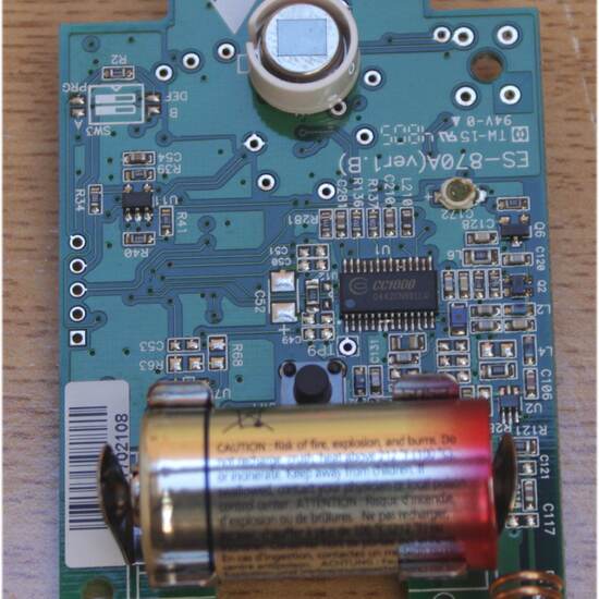 Detector PIR sin cubierta de protección y operativo
