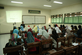 Recibiendo clase, Universidad Islam Indonesia, Jogyakarta, Indon