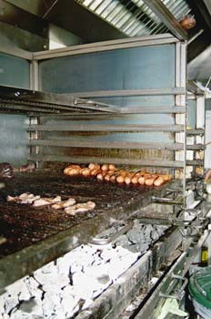 Asando carne en cocina industrial