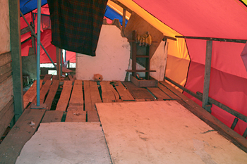 Interior de una tienda, Campamento liengke, Sumatra, Indonesia