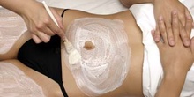 Masaje y mascarilla corporal: aplicación de mascarilla en abdome
