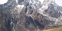 Canales de nieve desembocando en río de agua helada