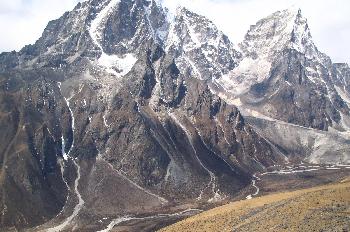 Canales de nieve desembocando en río de agua helada