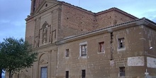 Vista lateral con pintadas en la Ermita de Loreto. Huesca
