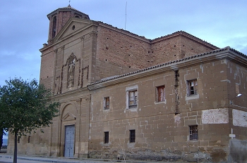 Vista lateral con pintadas en la Ermita de Loreto. Huesca