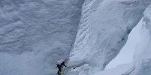 Escalando sobre la cascada de hielo del Khumbu