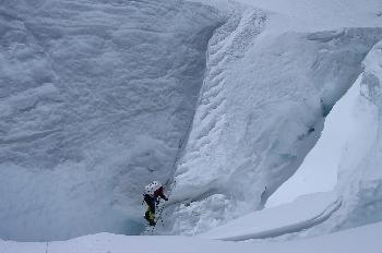 Escalando sobre la cascada de hielo del Khumbu