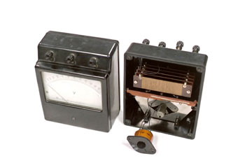 Voltímetro analógico, vista interior