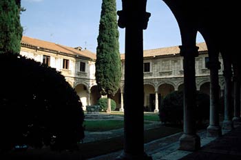 Patio trilingüe, Universidad de Alcalá de Henares, Comunidad de