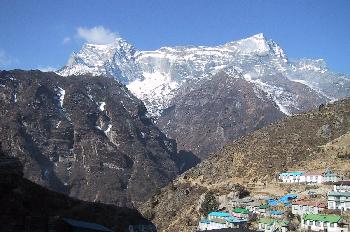 Kwangde visto desde Namche Bazaar