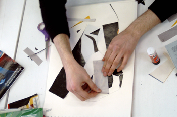 Hombre elaborando un collage