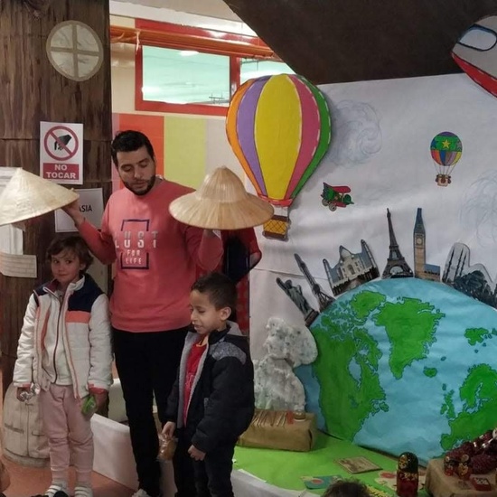 Infantil 3 años y 1º de Primaria visitan los expositores del la 