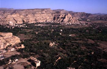 Vista del valle de Wadi Dhahr, Yemen