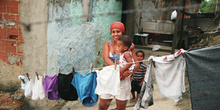 Tendiendo la ropa en Favela Juramento, Rio de Janeiro, Brasil