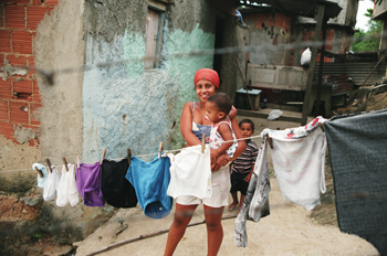 Tendiendo la ropa en Favela Juramento, Rio de Janeiro, Brasil