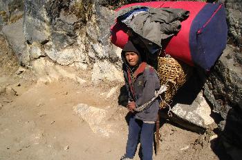 Sherpas cargando equipo de alpinismo