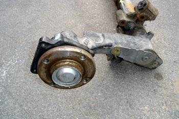 Suspensión trasera. Brazo y buje