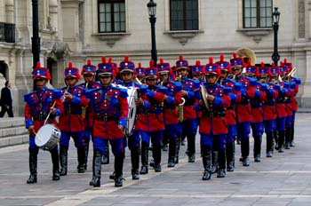 Cambio de guardia en el Palacio Presidencial en Lima, Perú