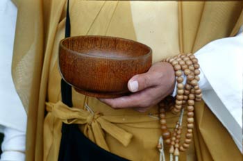 Cuenco y rosario budista