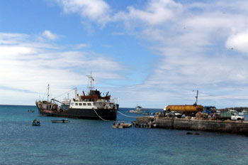 Barco de mercancías descargando en el muelle del Puerto Baqueriz